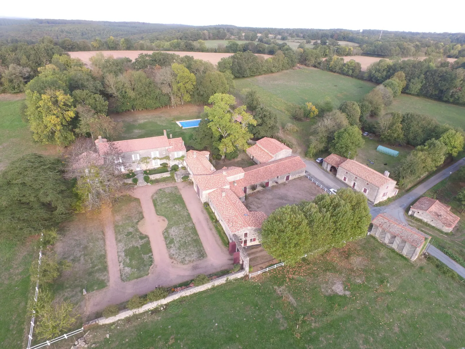 Vue aérienne du domaine et de ses cours