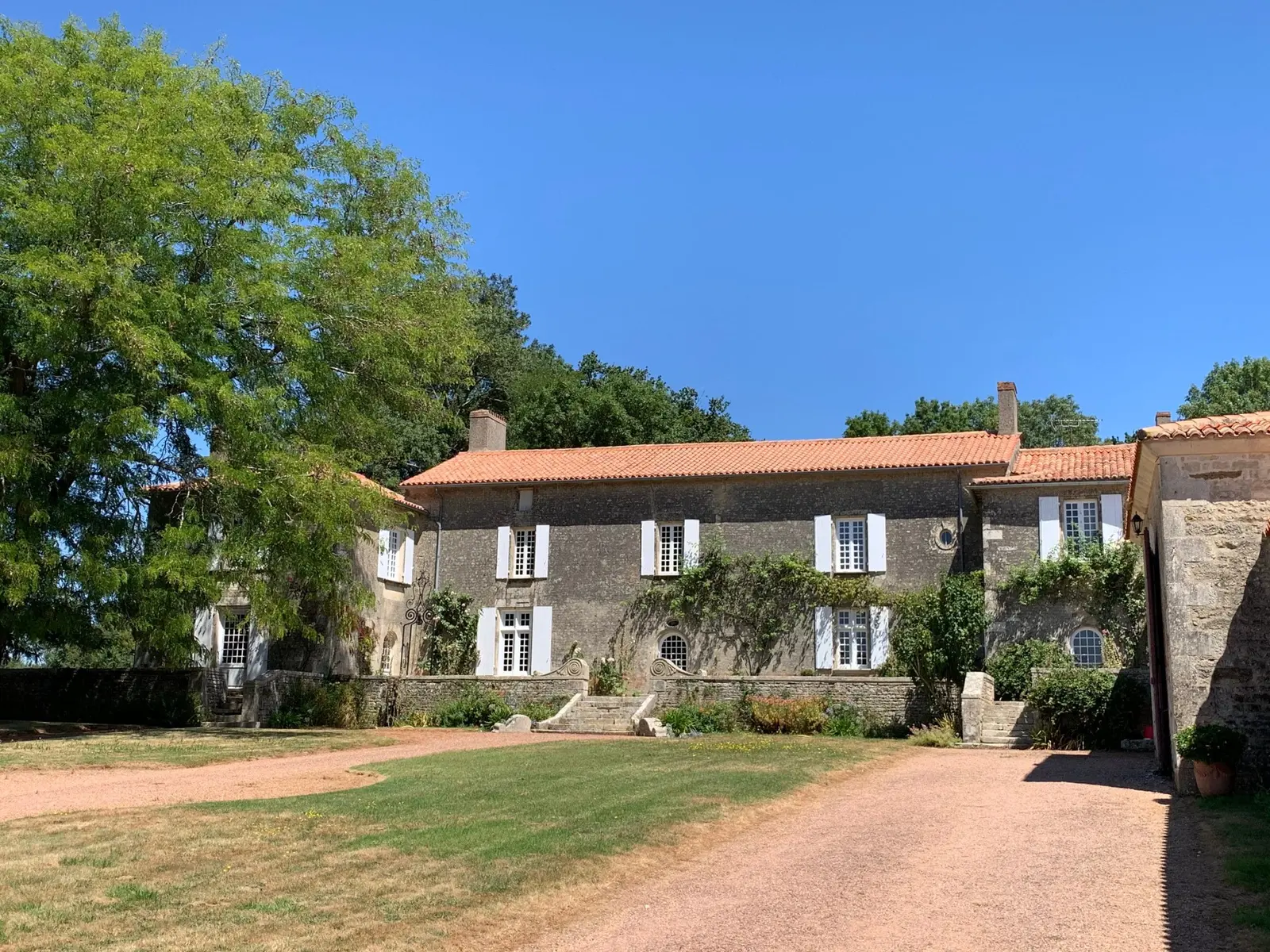 La façade du logis des Arçonnières et sa cour d'honneur