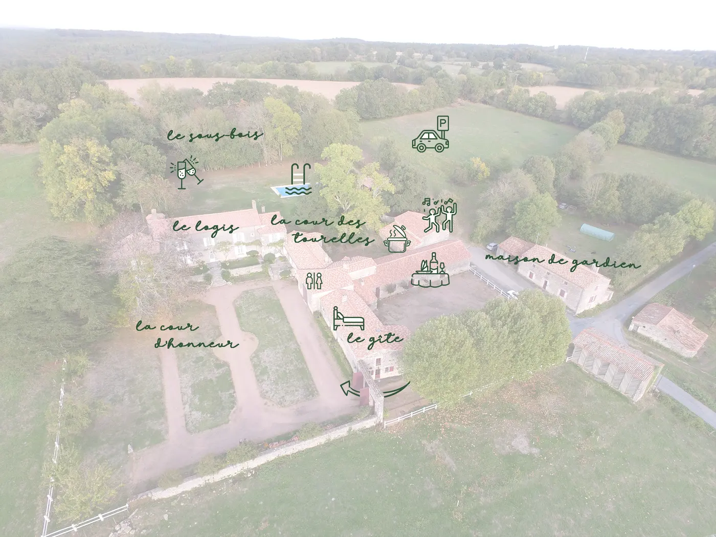 Vue aérienne du domaine avec le logis, le gîte, la cour d'honneur, la cour des Tourelles, le sous-bois et le parking