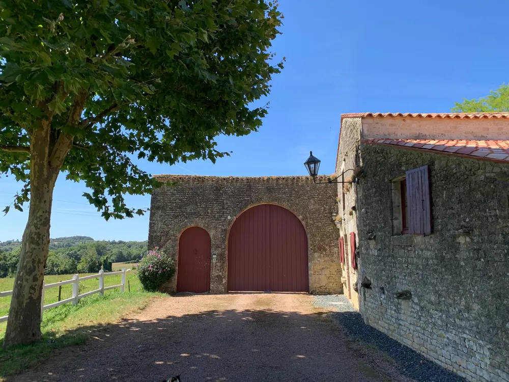 Le porche rouge du domaine