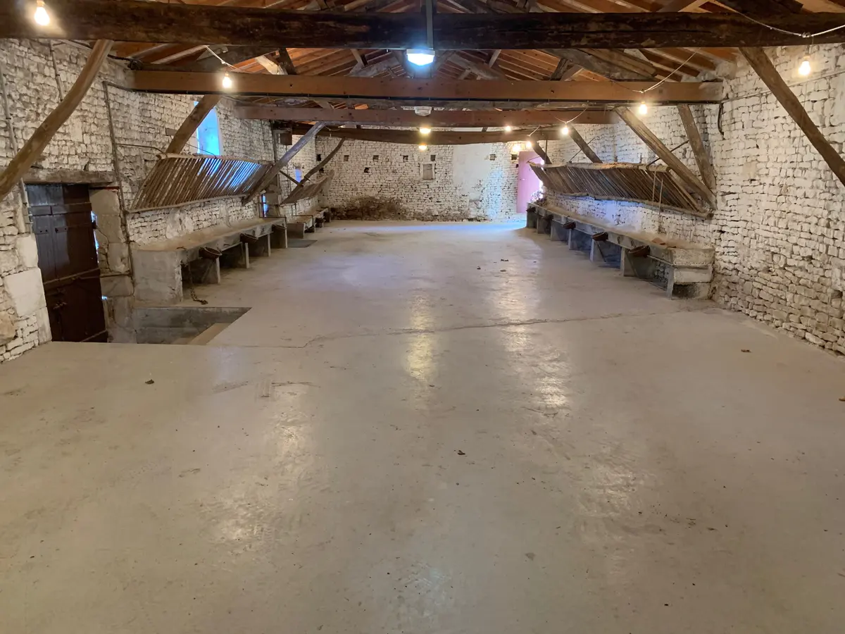 La grande salle sous les poutres